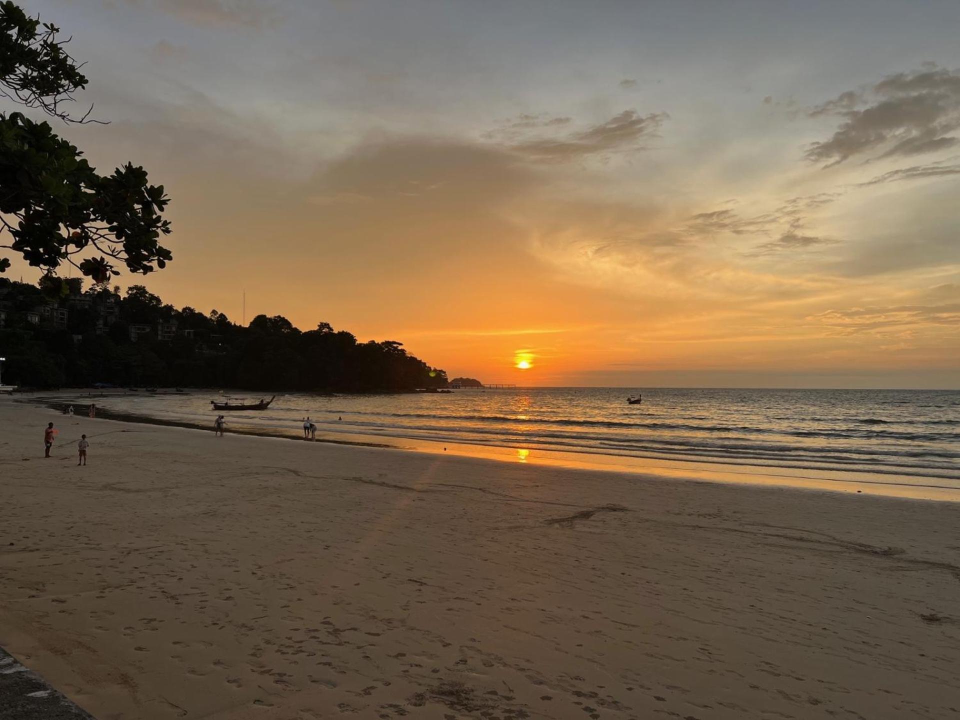 Private Modern Apartments By Patong Vacation Rentals Located In The Heart Of Patong, Walking Distance To The Beach, Kitchen, Private Bathroom, Seating Area, 65" Smart Tv With Free Wifi エクステリア 写真