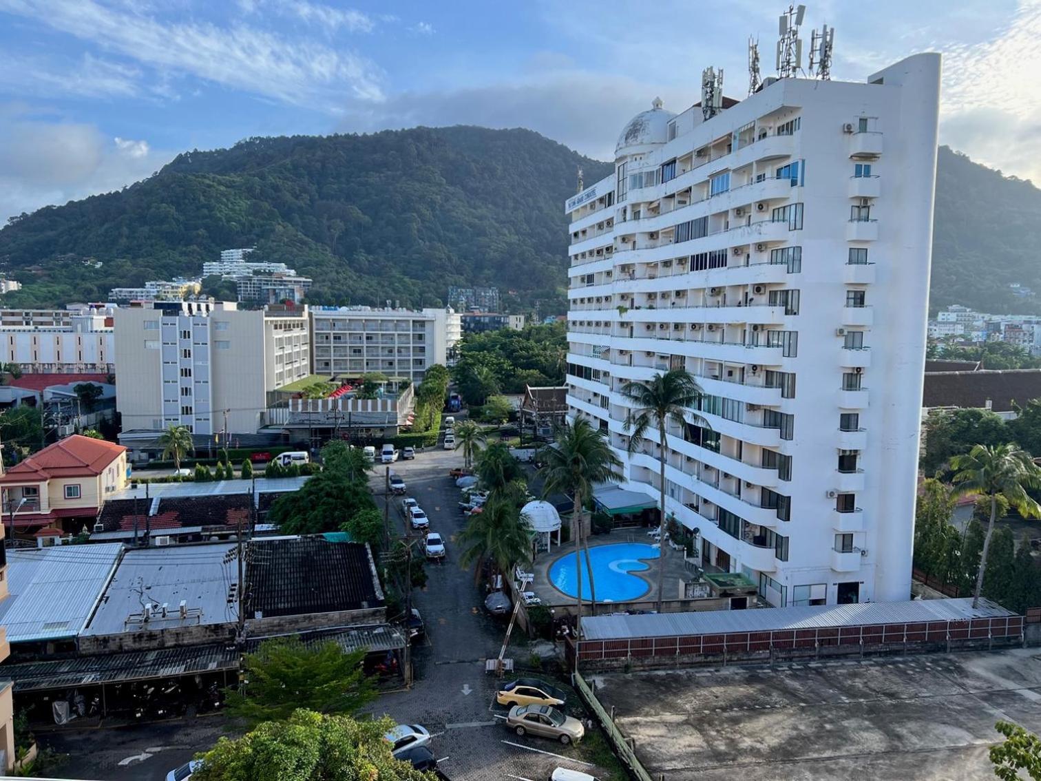 Private Modern Apartments By Patong Vacation Rentals Located In The Heart Of Patong, Walking Distance To The Beach, Kitchen, Private Bathroom, Seating Area, 65" Smart Tv With Free Wifi エクステリア 写真